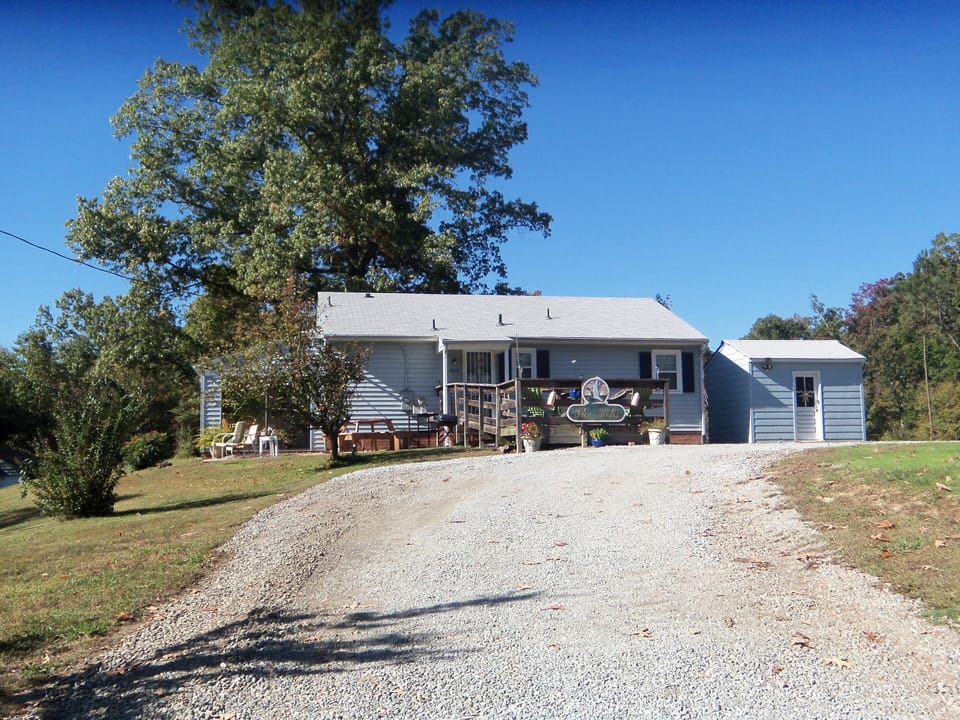 cozy private 2 bedroom cottage looking over the Majestic James River