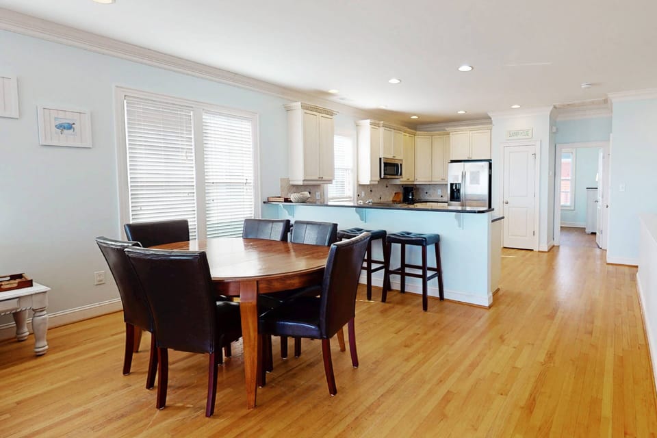 Pirates Queens has an open concept kitchen, dining and living room