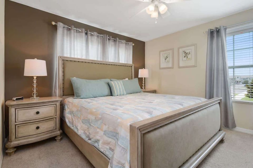 4TH Bed Room w Queen Bed 