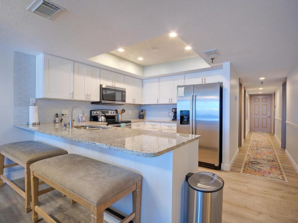 Kitchen Counter seats 4