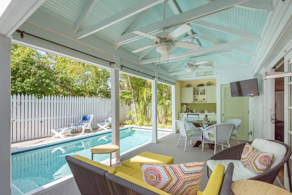 Lovely lanai with television /outdoor bar area