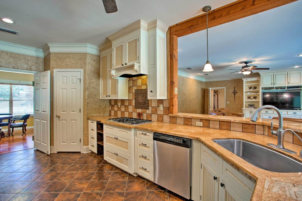 Kitchen | Crockpot | Toaster | Trash Bags & Paper Towels