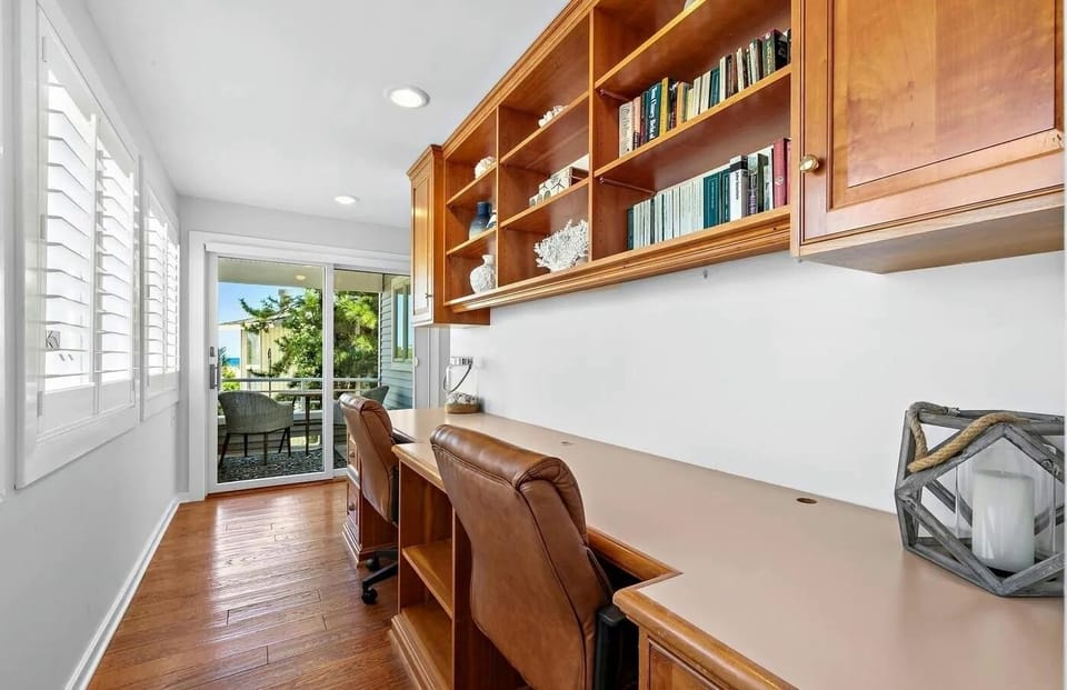 Master Bedroom Entrance Desk