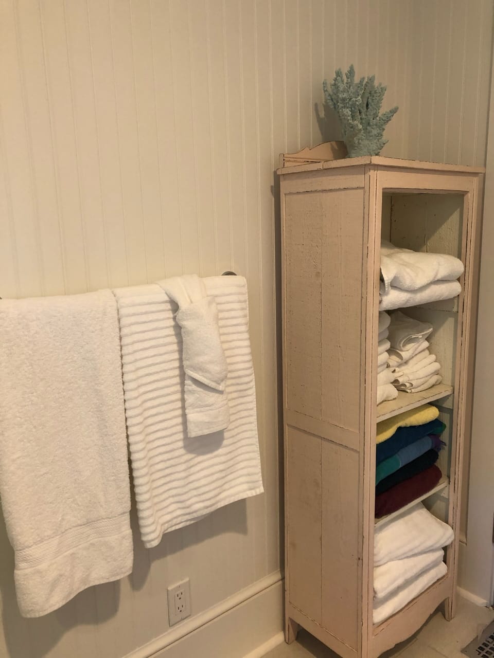Plenty of towels in 2nd bathroom and amenities 