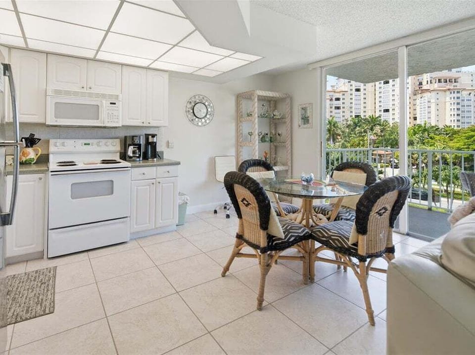 Dining Area & Kitchen