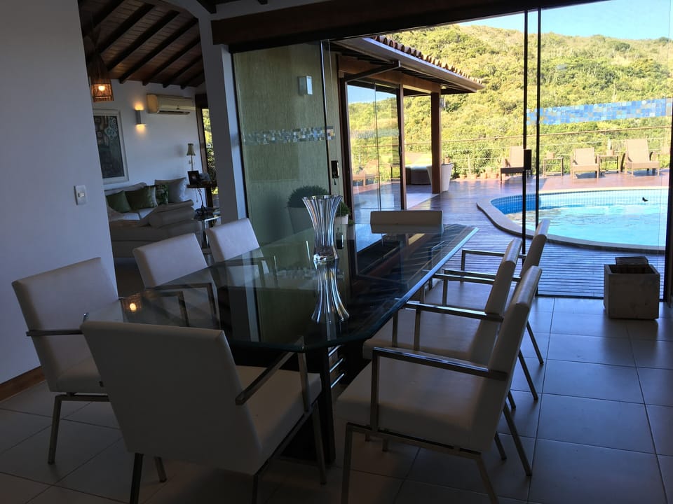 Sala  jantar c/ vistas ao deck e piscina 
Vistas sala estar
Pavimento térreo 