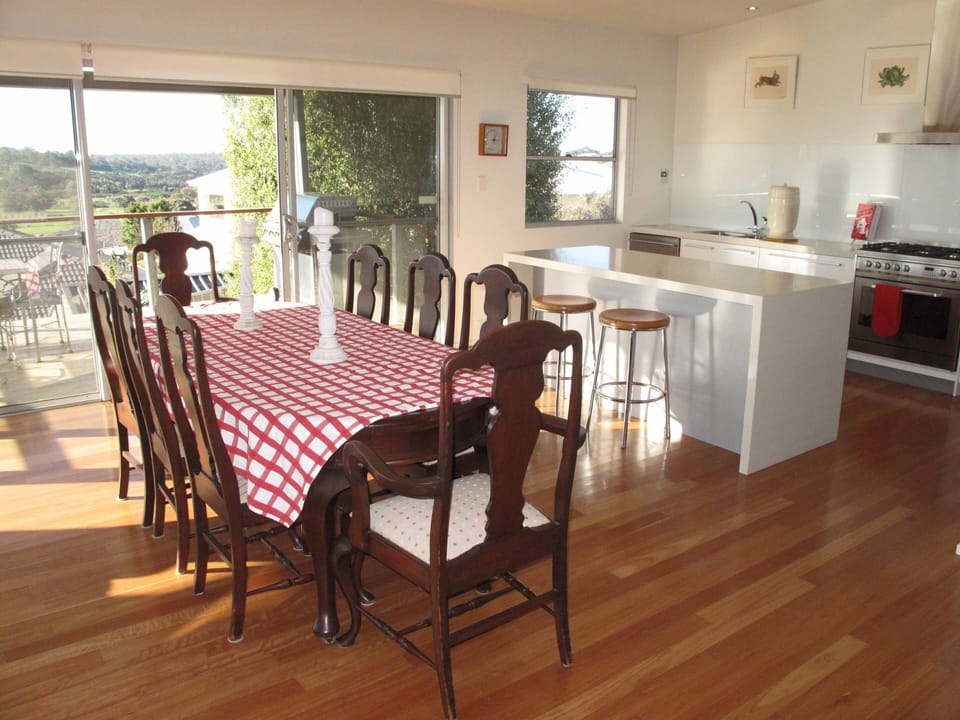 open plan dining & kitchen