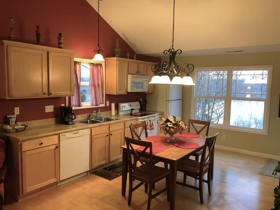 Vaulted ceilings & an open dining area, great for eating meals and socializing!