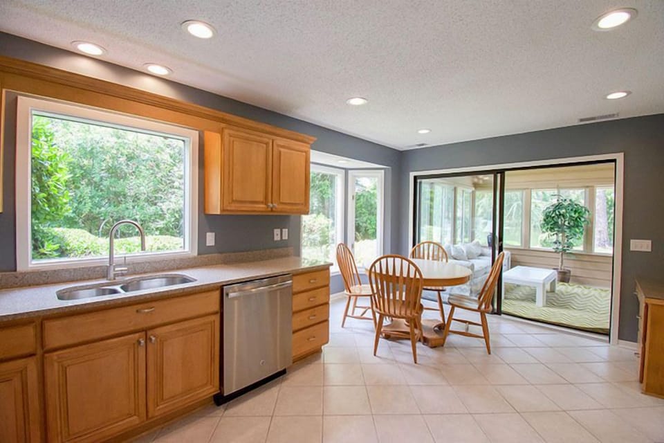 Breakfast Nook with Seating for Four