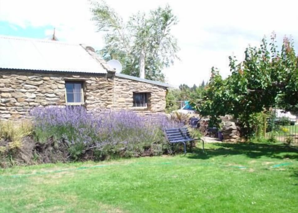 Tinkers Cottage and Lawn