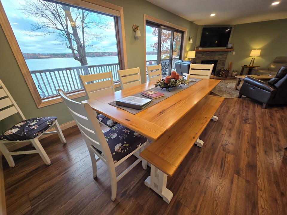 A great view of the lake while enjoying dinner!