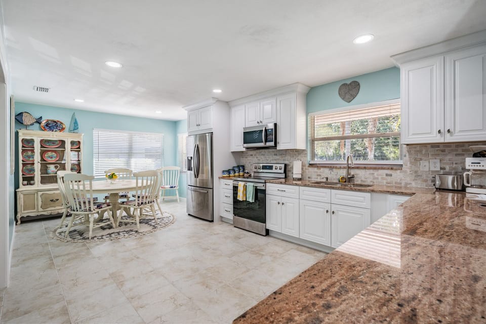 Big dining table for 6 and plenty of space