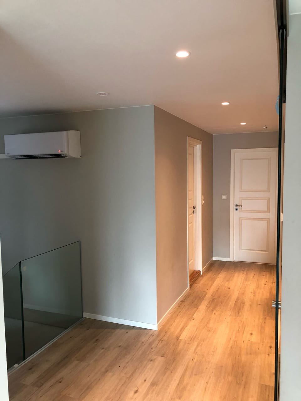 2.floor hallway. Open space to bathroom 2.floor and two bedrooms.