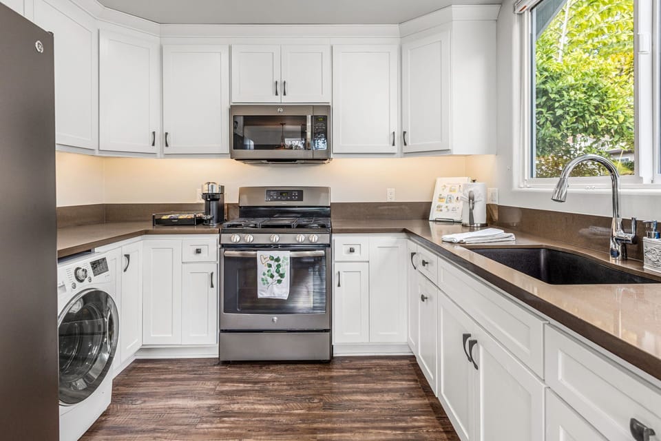 Kitchen has an LG Washer/Dryer Combo