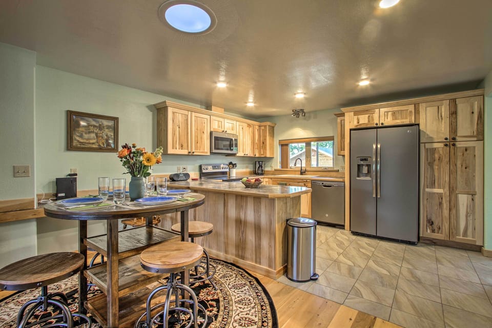 Dining Area | Dishware/Flatware Provided