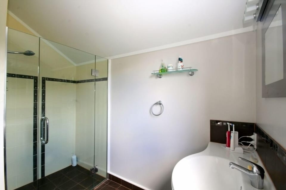 Master en-suite bathroom