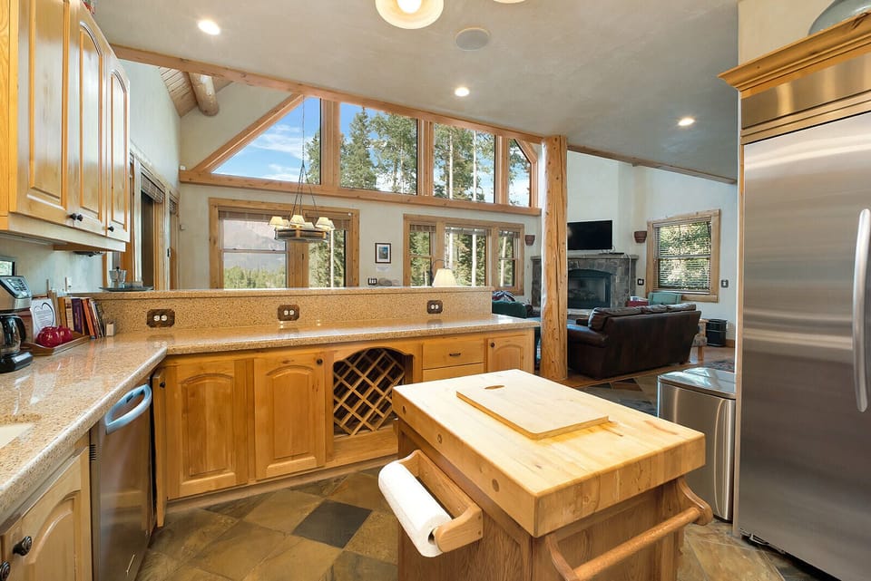 Full Chefs Kitchen Mountain View Estates 2 - Vivid Vacation Rent - Spacious Chef's Kitchen - Lots of countertop space and all cookware, large and small appliances Mountain View Estates 2 - Vivid Vacation Rentals