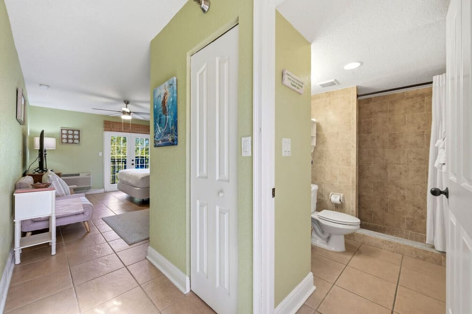 Bathroom w/ Walk-in shower