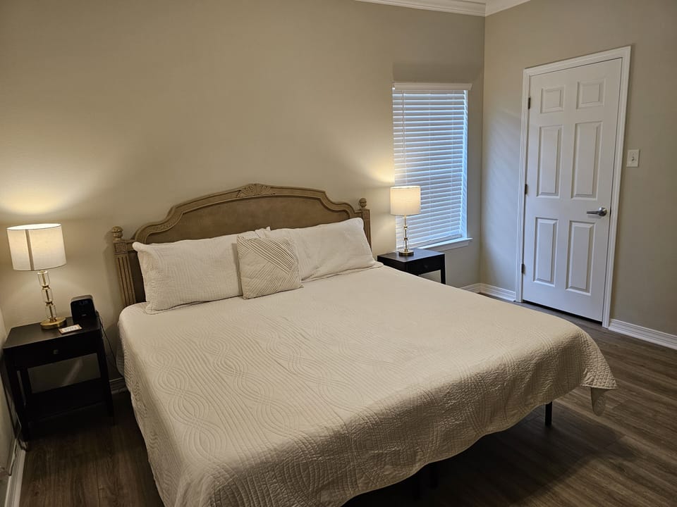 Master Bedroom - Master Bedroom with King Bed