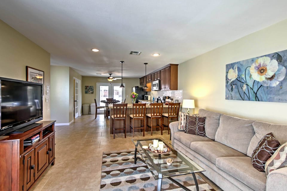 Living Room | Cable TV | Free WiFi | Central A/C & Heating