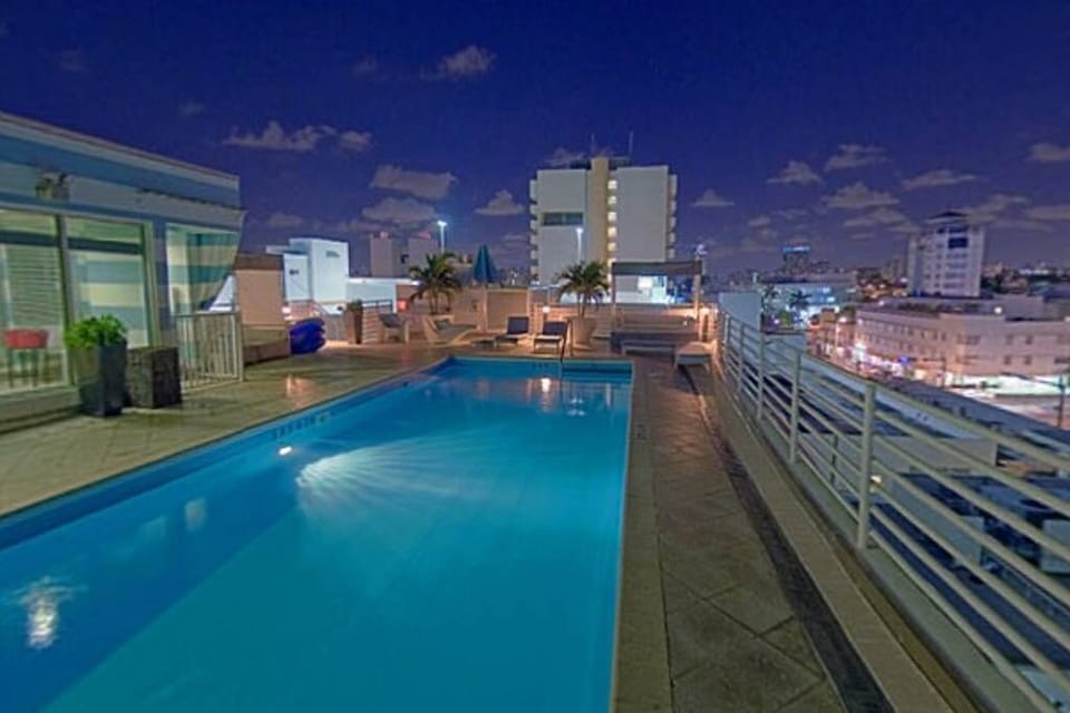 THE ROOFTOP POOL AT THE STRAND