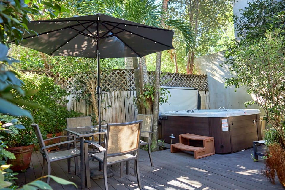 Outdoor Dining/tropical outdoor living
