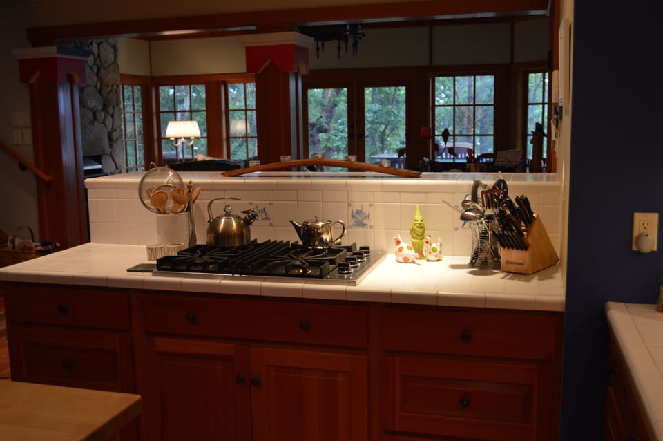 Fully equipped kitchen with Sub Zero, Viking and Meile appliances