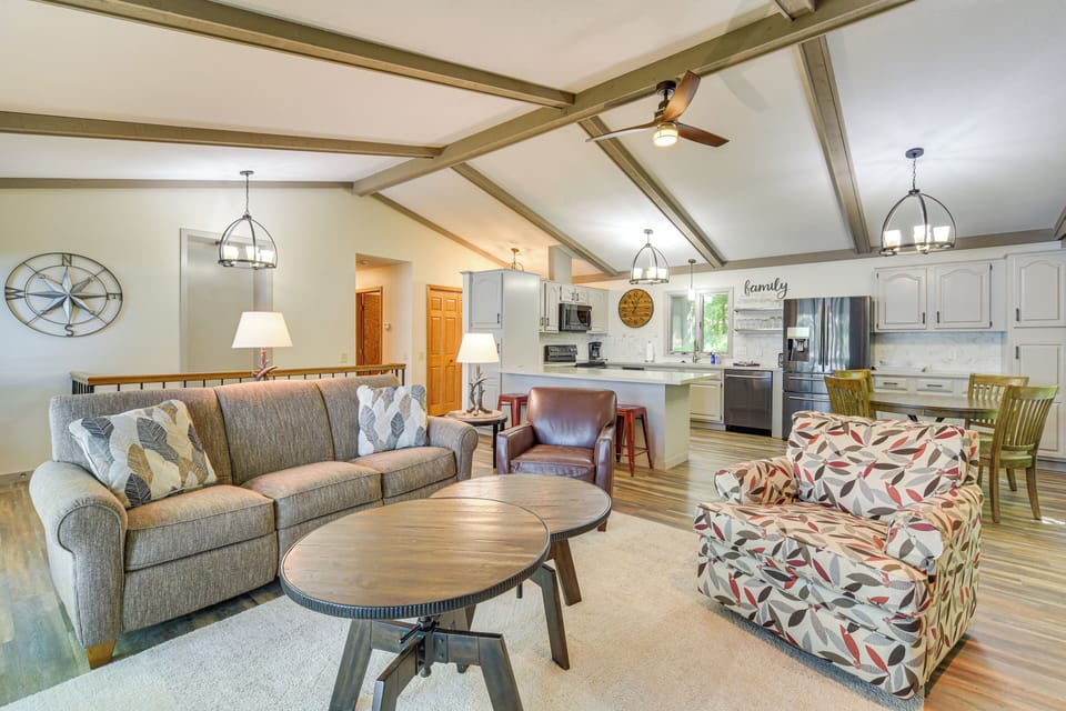 Living Room | Open-Concept | Vaulted Ceilings | Free WiFi | Gas Fireplace