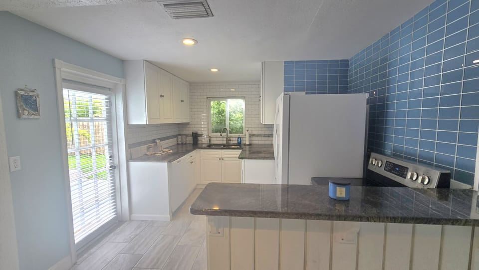 Full Kitchen with door to backyard l.