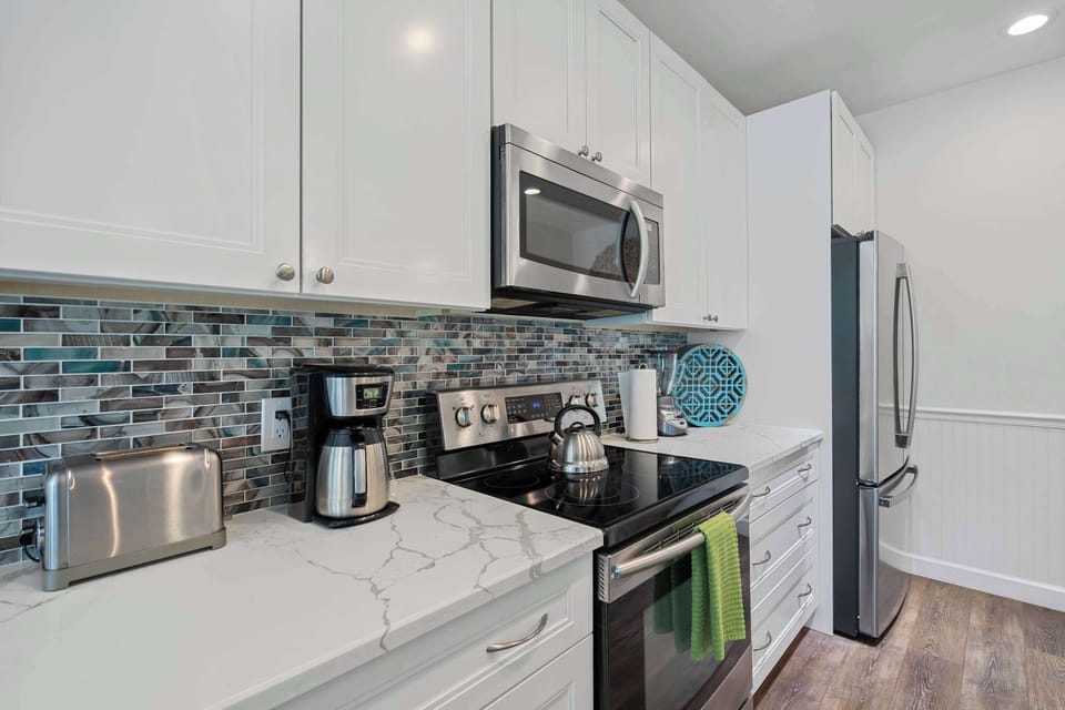 Stainless steel appliances include refrigerator, microwave, electric stove/oven, dishwasher