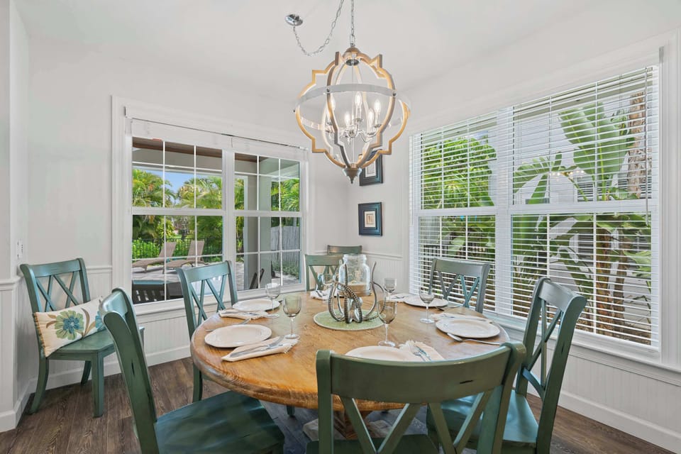 Beautiful Cozy Dinning Area with Round dining table seats 6 - 8 people
