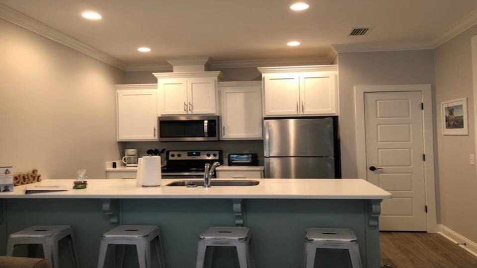 Kitchen with bar and 4 stools