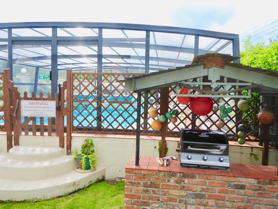 SWIM, BARBECUE, HOTTUB AND RELAX