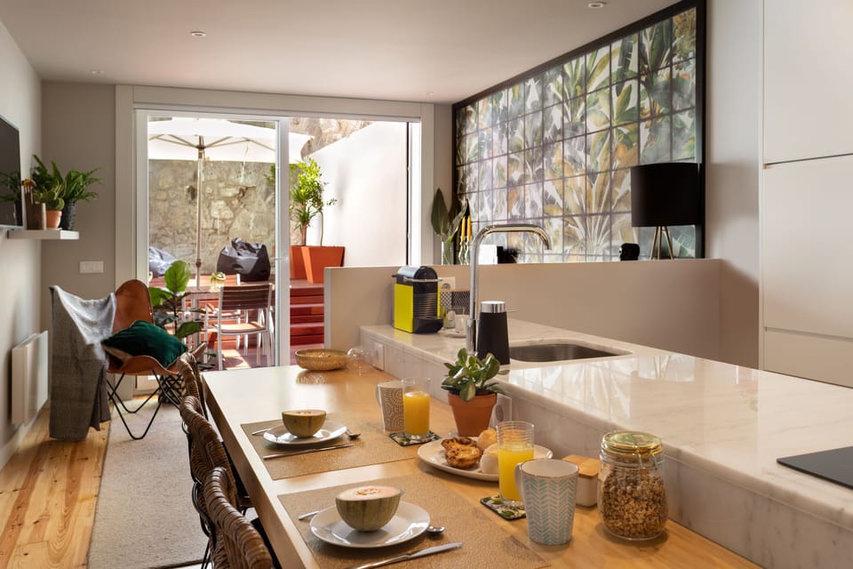 Dining area next to the kitchen with four chairs.
