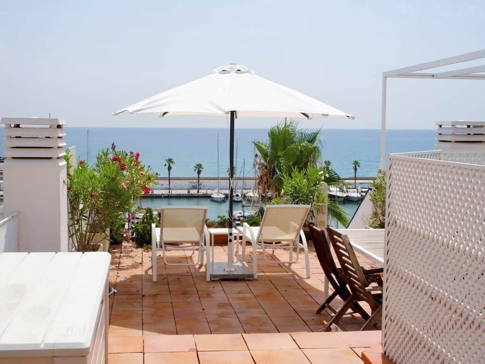 Roof top solarium with deckchairs for lazy afternoons on top of marina