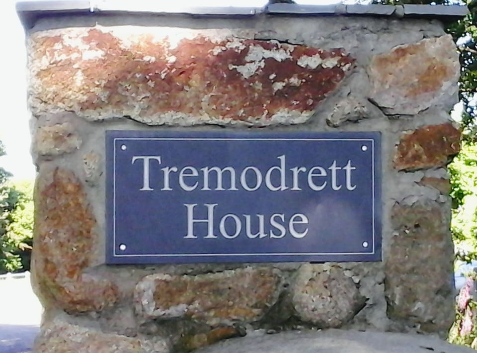 Welcome to Tremodrett House !