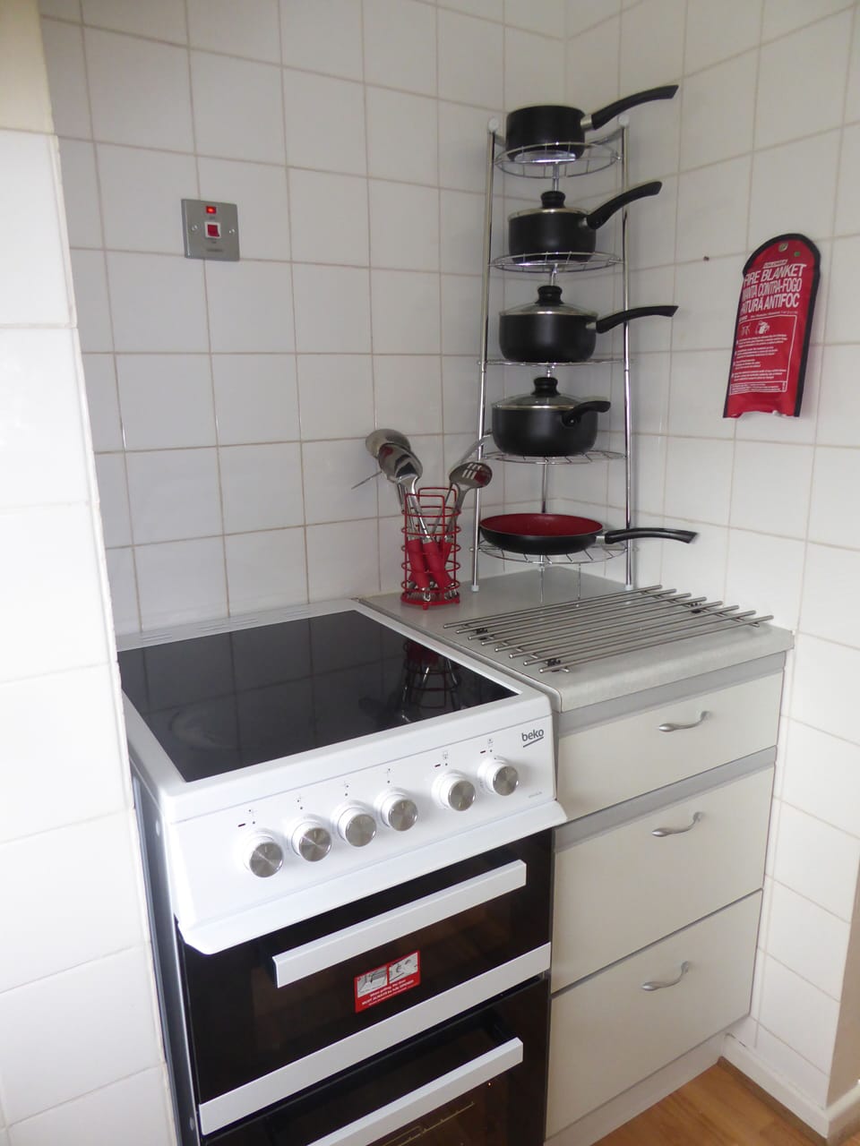 New cooker with conduction pans