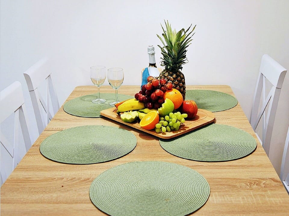 Food, Plant, Interior Design, Flooring, Architecture, Table, Natural Foods, Fruit, Rectangle, Dishware