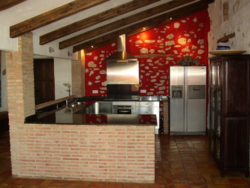 A fully equipped  kitchen  open to the living room, oven, dishwasher, washer