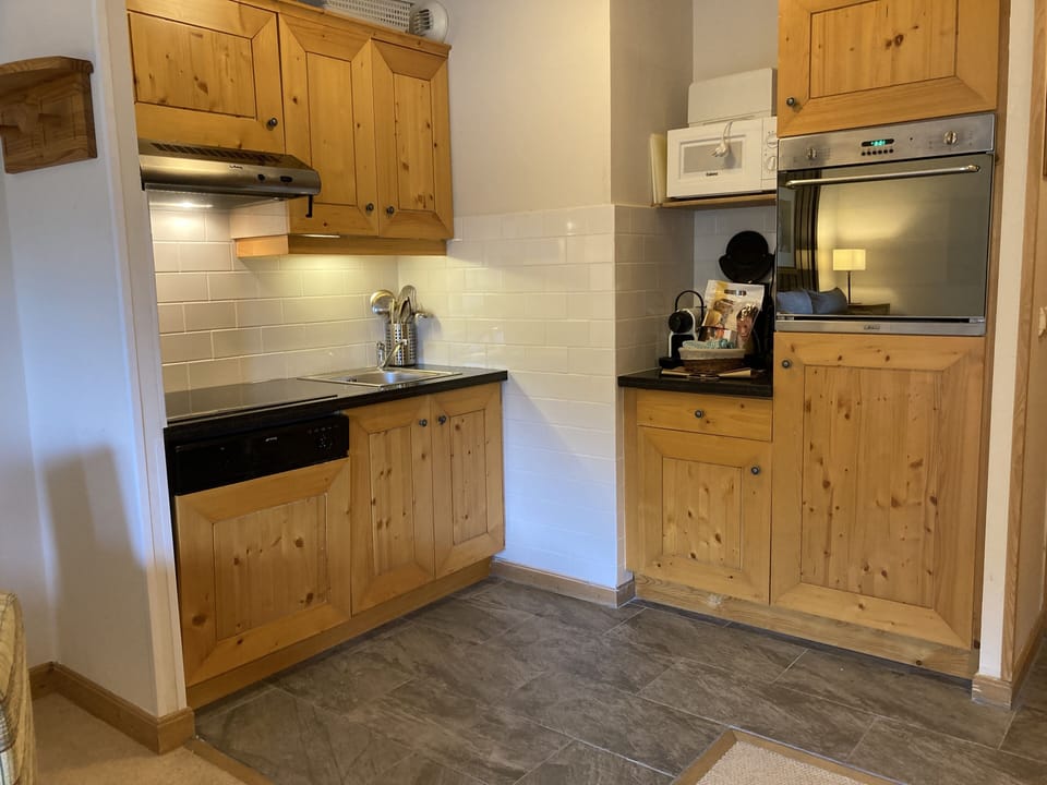 Kitchen: 4 ring hob, oven, micro-wave, fridge/freezer, dishwasher, Nespresso