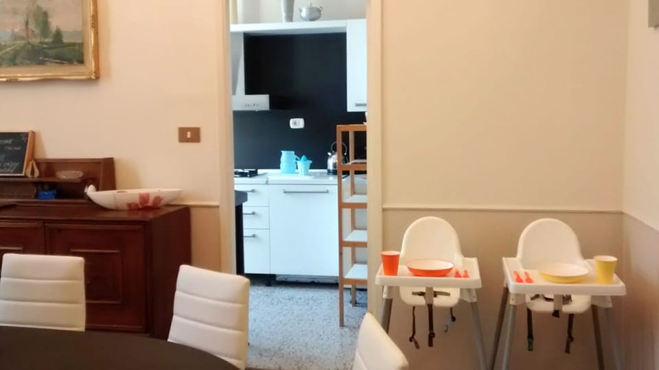 Ground floor-spacious KID FRIENDLY dining area with direct access to the kitchen