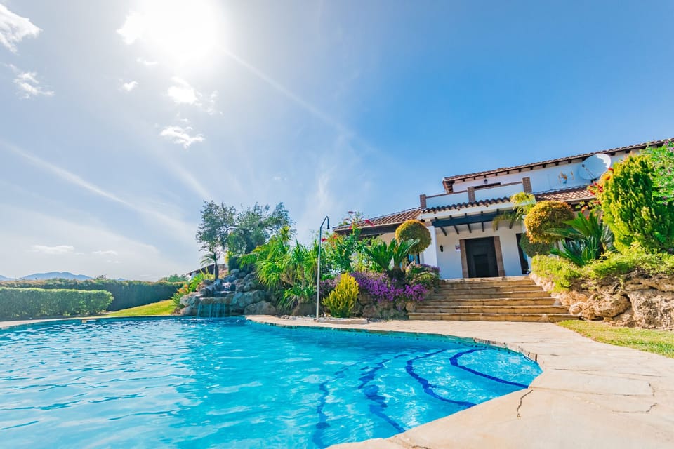 Enjoy the private pool of this villa in Alhaurín el Grande