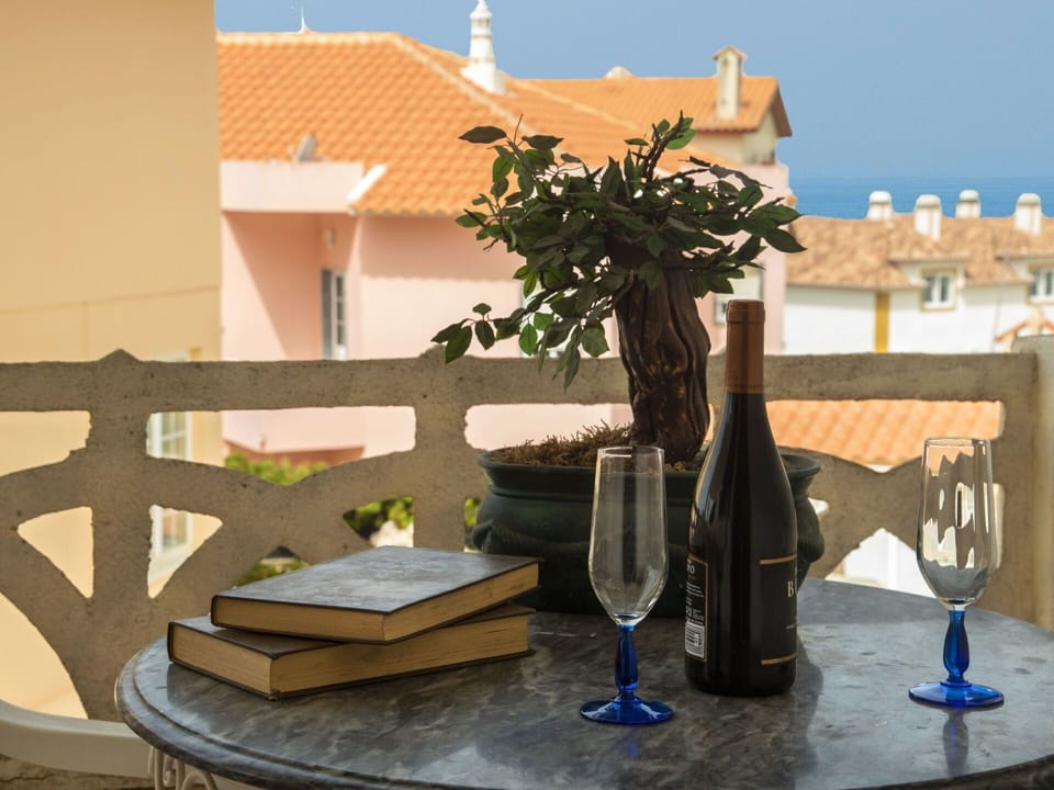 Table, Room, Interior Design, Furniture, Wine Bottle, Tree, Restaurant, Plant, Flower, Linens