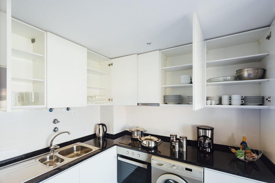 Holiday apartment with 2 bedrooms, 1 bedroom with double bed and 1 bedroom with two single beds, equipped kitchen and shared pool . This apartment is located 10 minutes walk from São Martinho do Porto Beach beach.