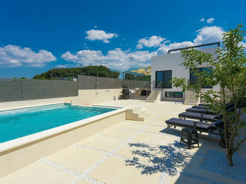 Cloud, Sky, Water, Property, Plant, Swimming Pool, Building, Azure, Blue, Shade