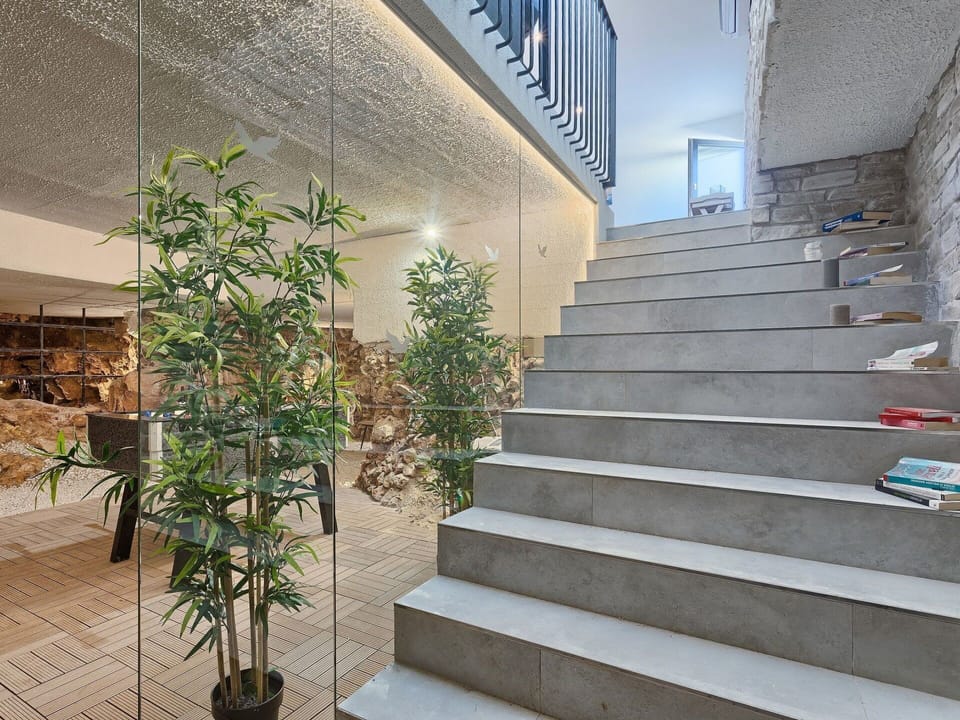 Stairs, Property, Architecture, Wall, Building, Real Estate, House, Handrail, Home, Room