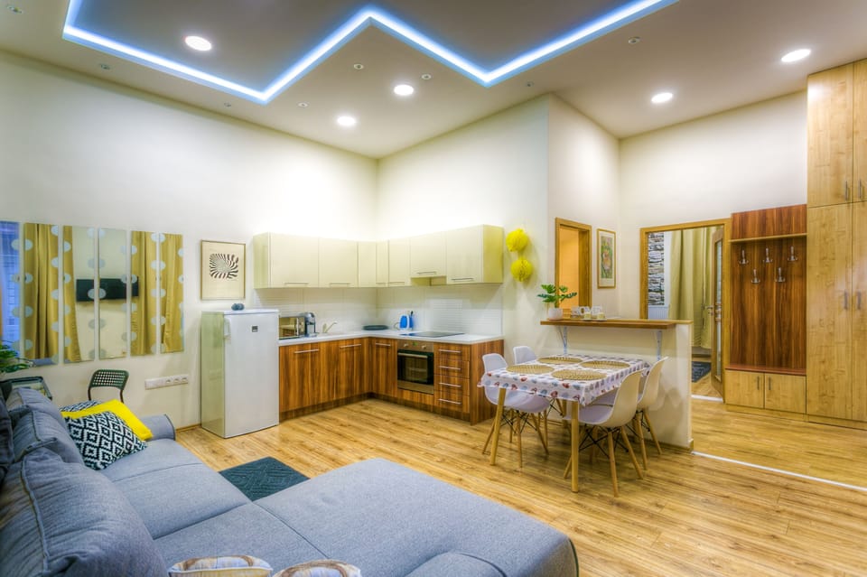living room wiht kitchen and dining area 
