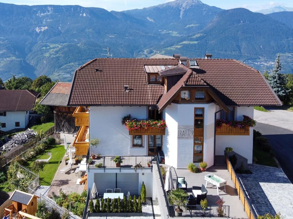 External view of the building. Appartements Tratter with west view
