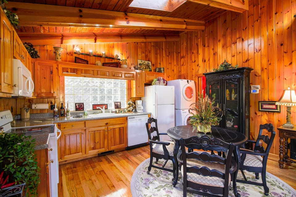 Nice and spacious kitchen open to living room to make one big great room.