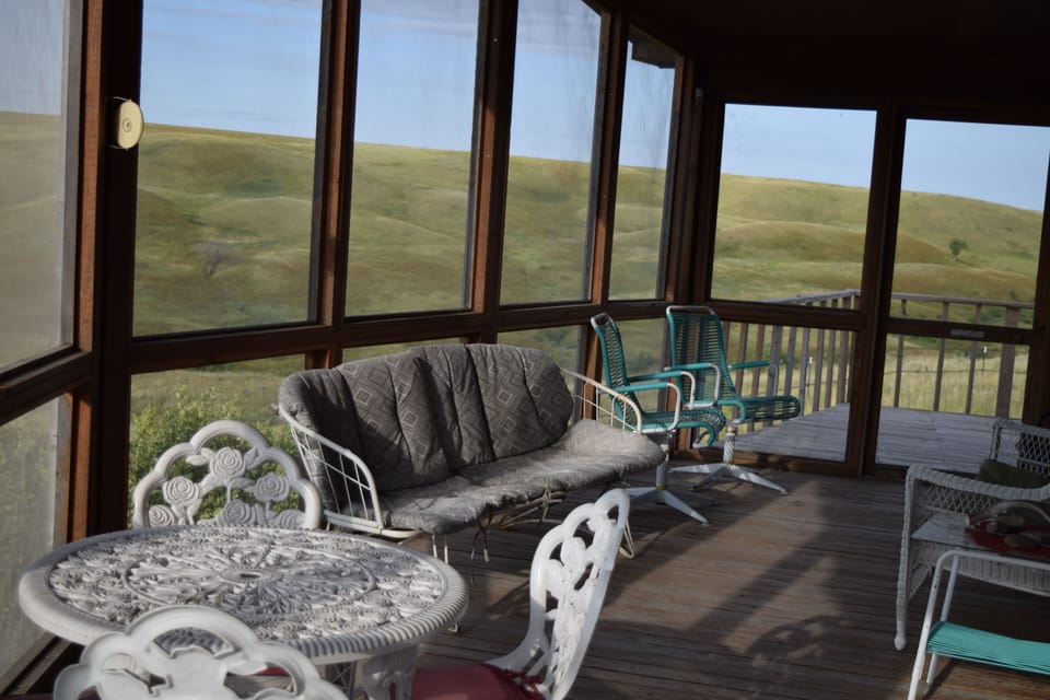 Screened in Porch - relax, watch wildlife and party!